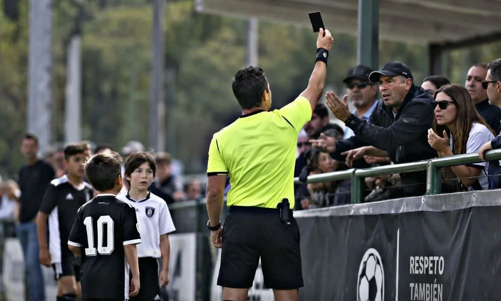 Fútbol infantil con tarjeta negra. (2)
