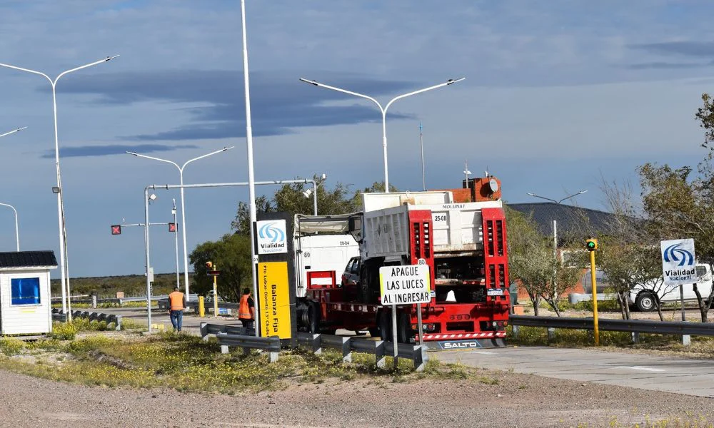 Cámaras inteligentes rastrean patentes y multan a camiones que evaden el pesaje