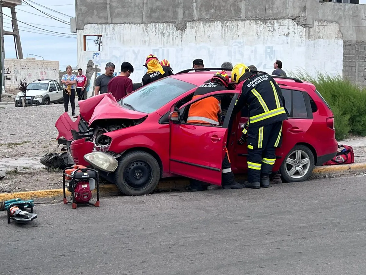Un-vehiculo-choco-contra-un-poste-de-luz-una-persona-fue-rescatada-por-los-bomberos-y-trasladada-al-hospital-1200x900