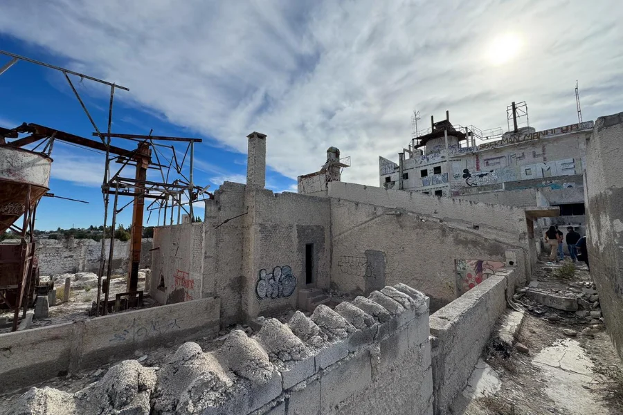 Torres anunció, junto a Merino, la demolición de la calera abandonada del barrio Corradi