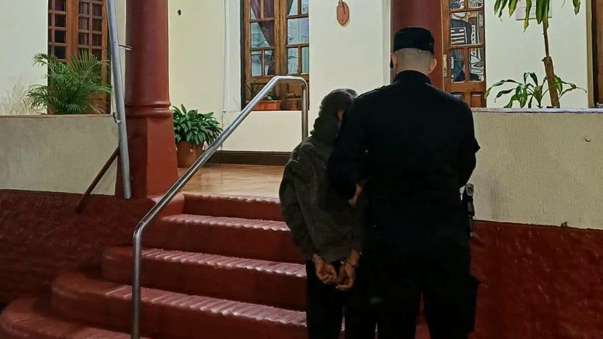 Al ingresar la policía encontró a un hombre con un pie sobre el cuello de su pareja
