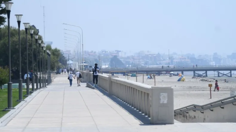 Rambla de Puerto Madryn cubierta por humo