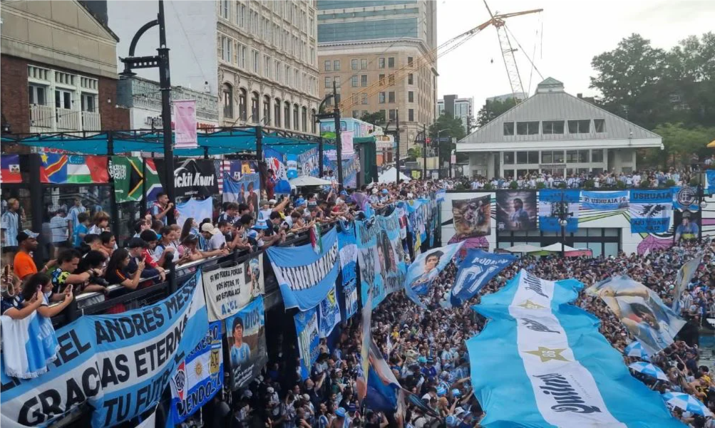 Miles de hinchas sostuvieron el tradicional banderazo pese al mal tiempo.