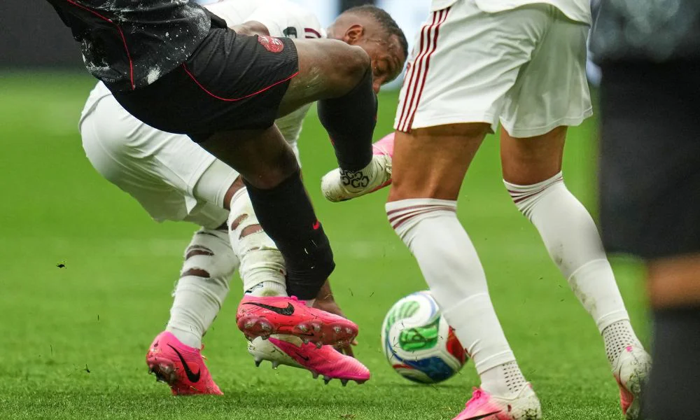 Madibo recibió cinco fechas por fracturar a Koné. Foto AP/TN