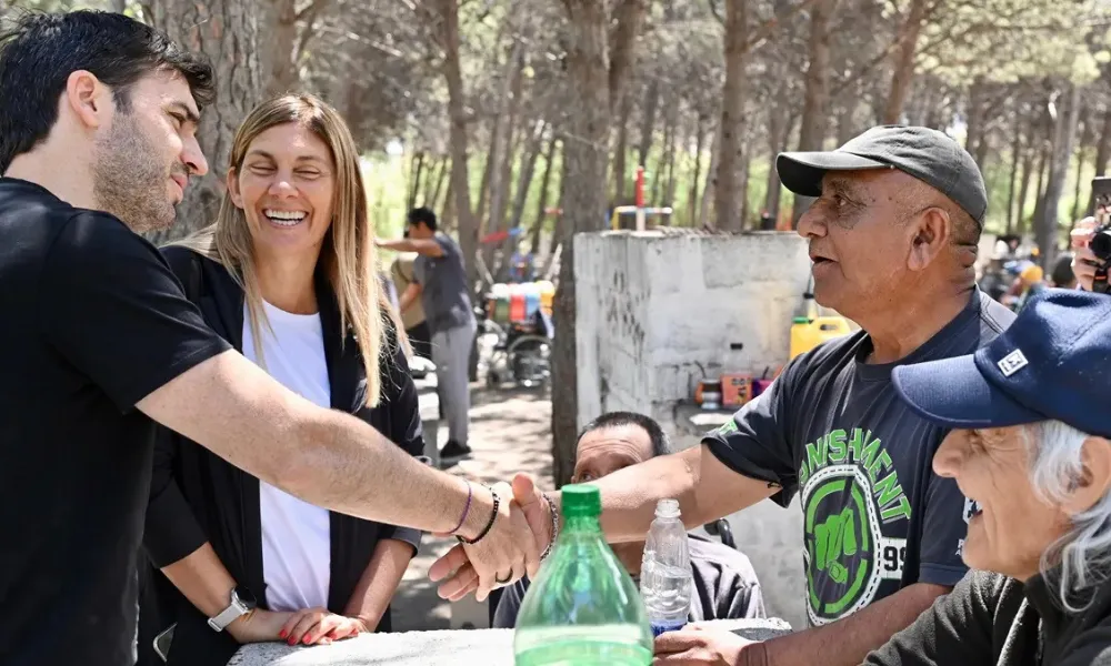 Ignacio Torres con los adultos mayores