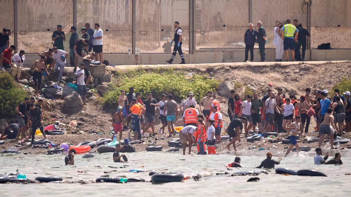 Cruce de migrantes ilegales a Ceuta. Foto AP Photo/Antonio Sempere/LA NACION