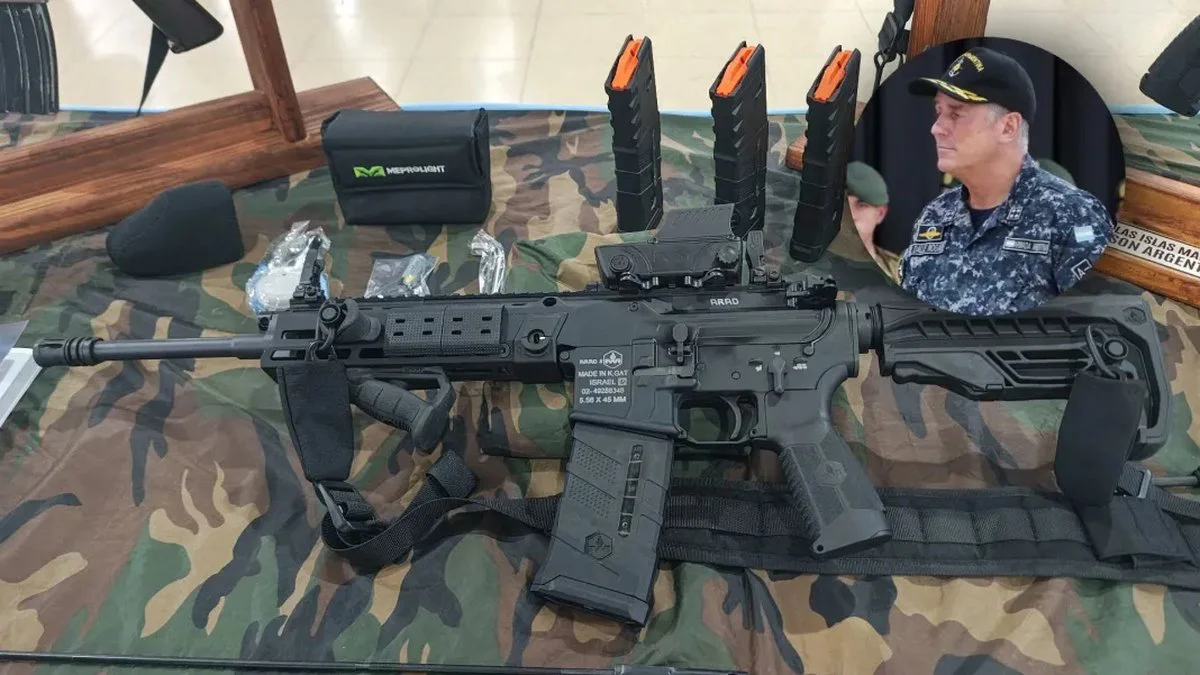 Almirante Dalle Nogare y fusil ARAD.
