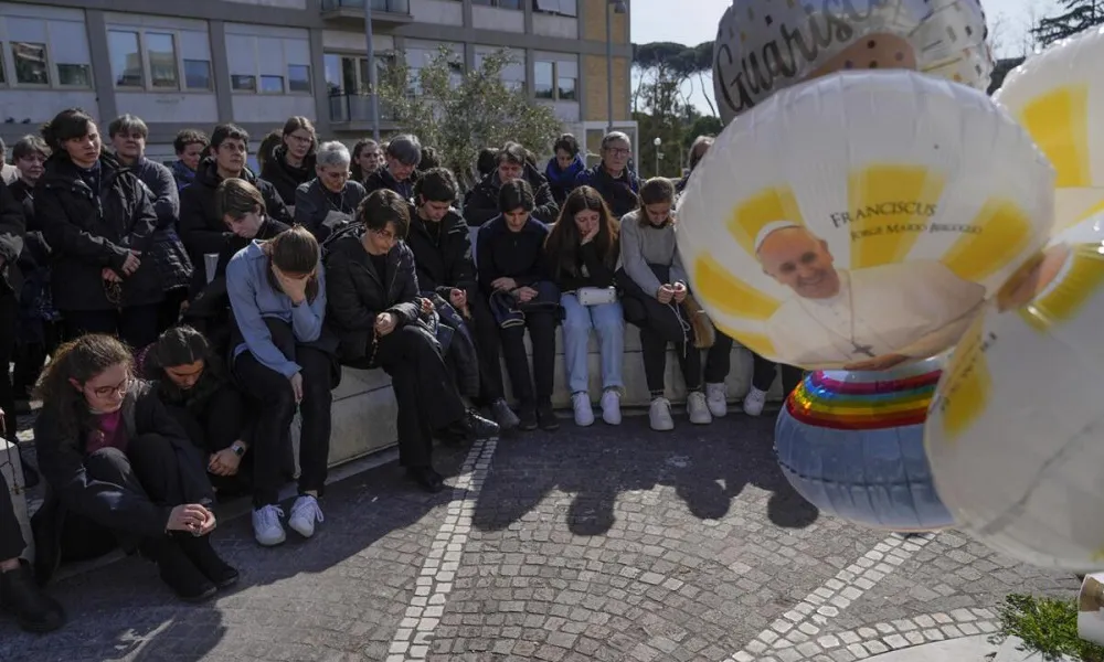 Fieles rezan afuera del Policlínico Gemelli (Foto: Gregorio Borgia, AP)