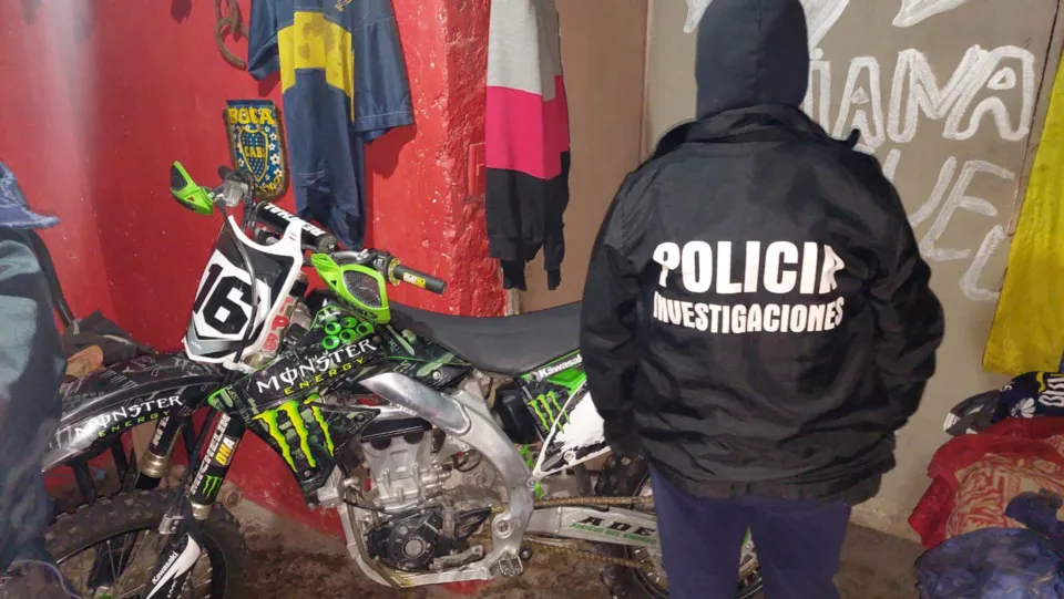 Allanaron una casa, encontraron motos robadas. policía 1