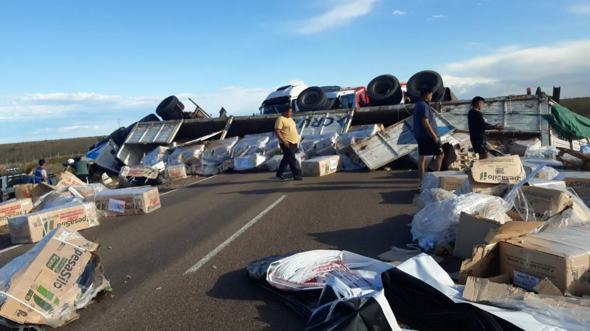 Camión choco y volcó en ruta 3
