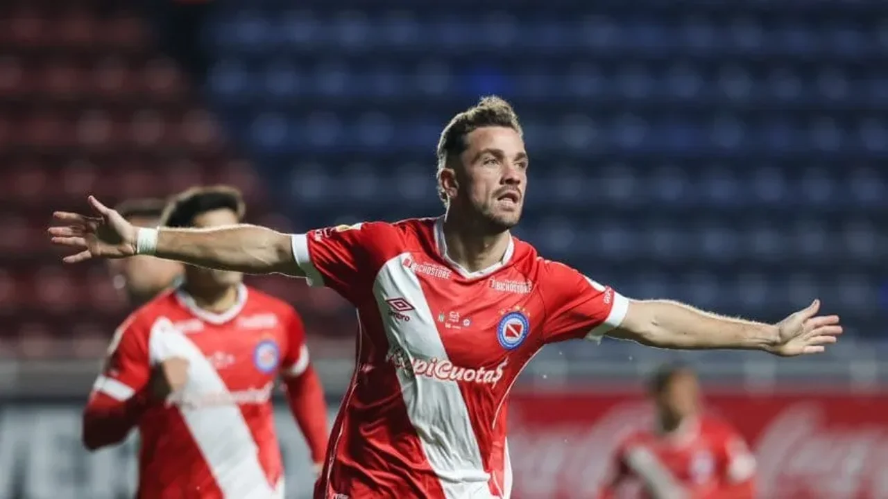 Argentinos Juniors derrotó 3-0 a Excursionistas en el enfrentamiento por los 16avos de final de la Copa Argentina.