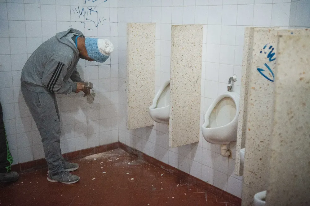 Obras Públicas Municipal realiza mejoramientos integrales en los baños del Gimnasio de Playa Unión “Héroes de Malvinas”