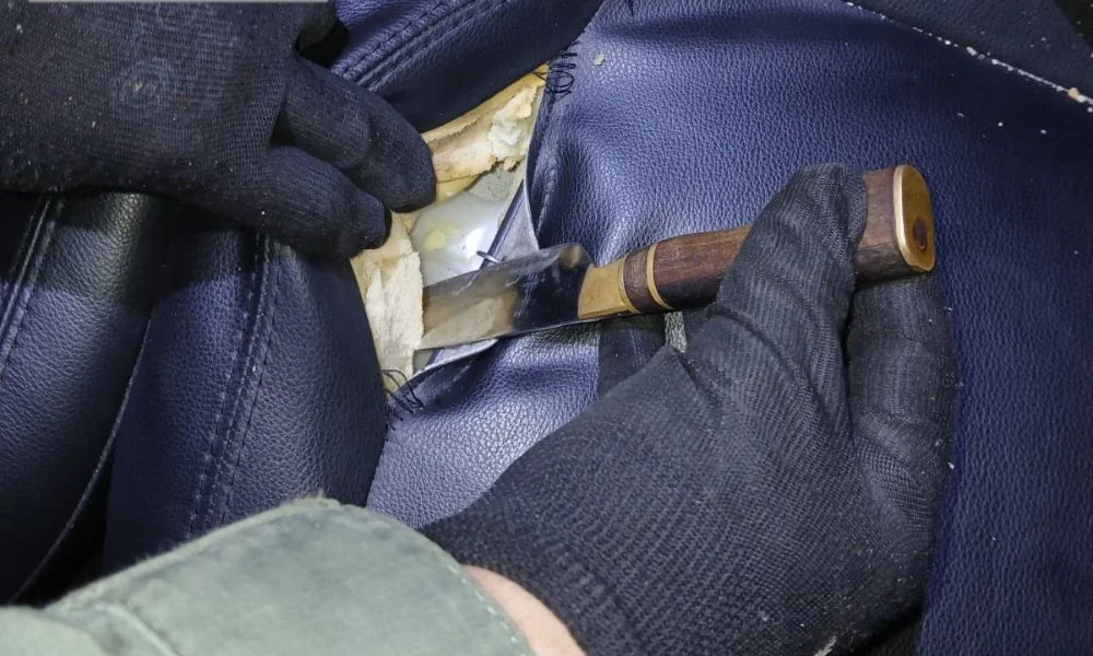 Hallan un arma blanca en micros de hinchas