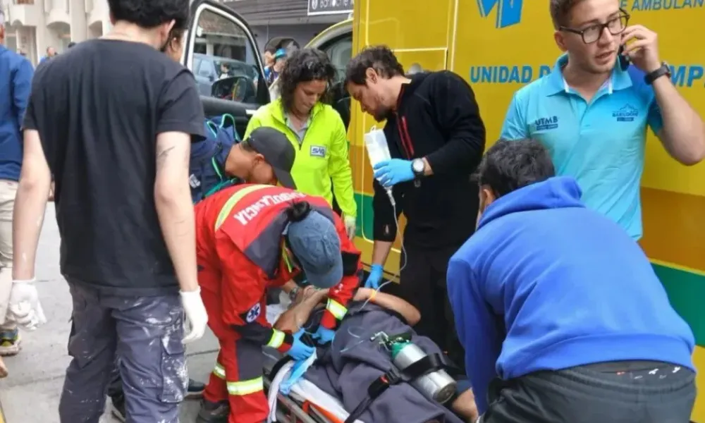 atleta asistido por personal de emergencias