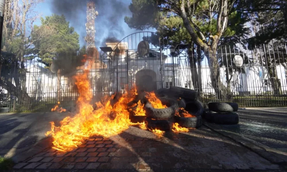 Docentes nucleados en ADOSAC volvieron a las calles de Río Gallegos.
