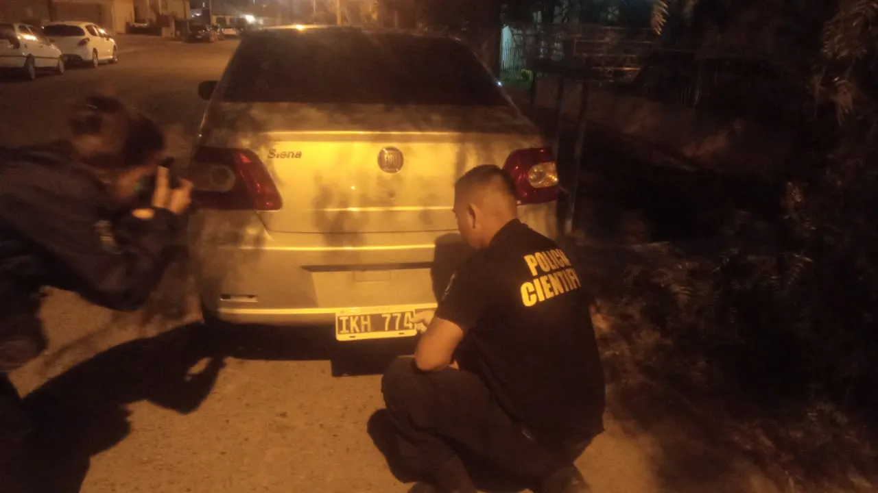 Auto robado 1 policía Trelew