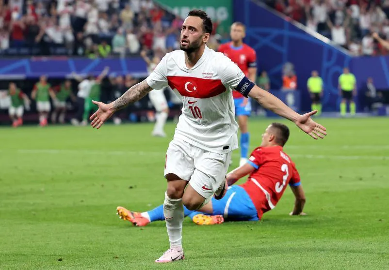 Hakan Calhanoglu, de Turquía, celebra tras marcar el primer gol