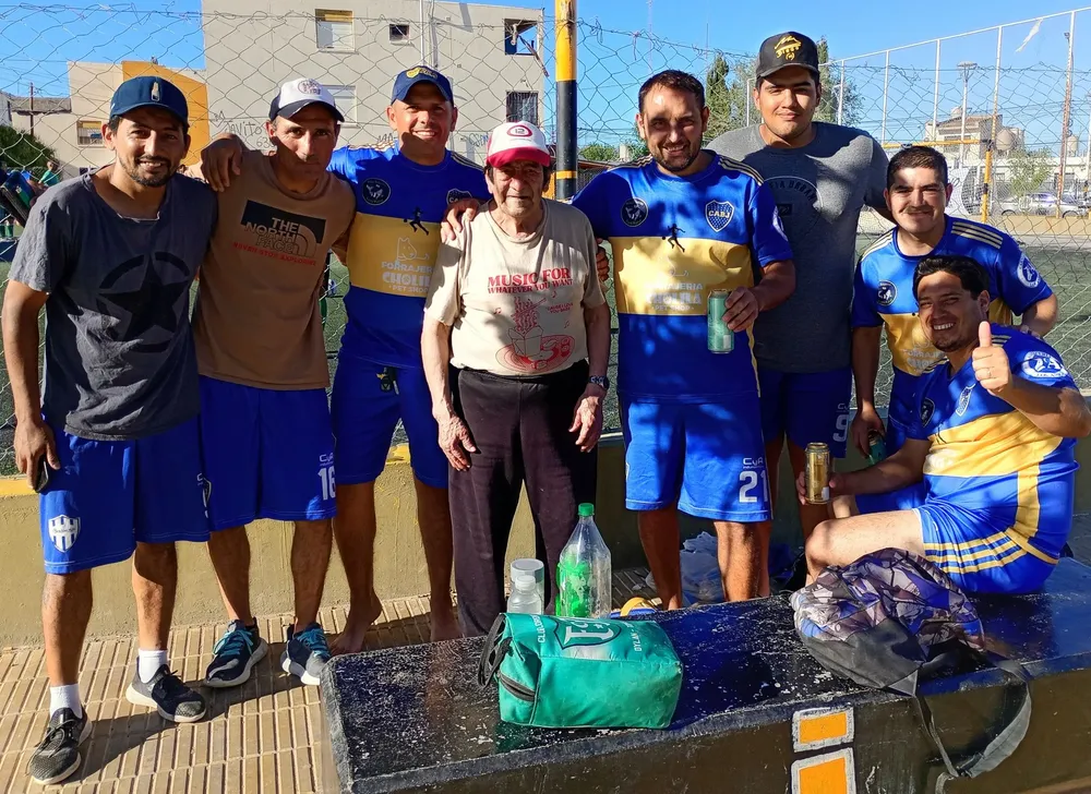 El torneo Senior +40 inició en el Ruca Hue. La fecha abrió con buen marco. 3