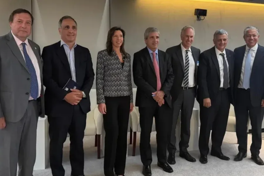 El gobernador Weretilneck ayer con Luis Caputo, empresarios del sector energético y Rolando Figueroa