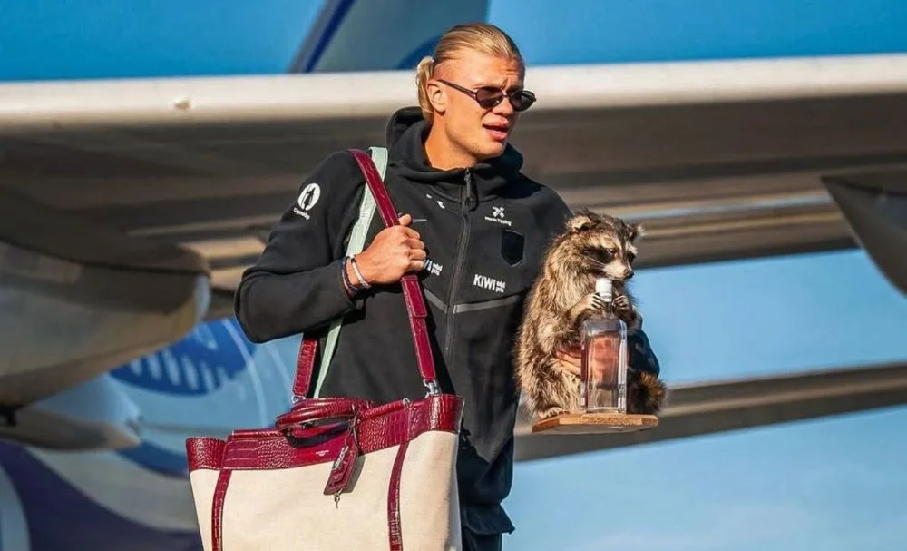 Haaland sorprendió al descender del avión con un mapache disecado y una botella.