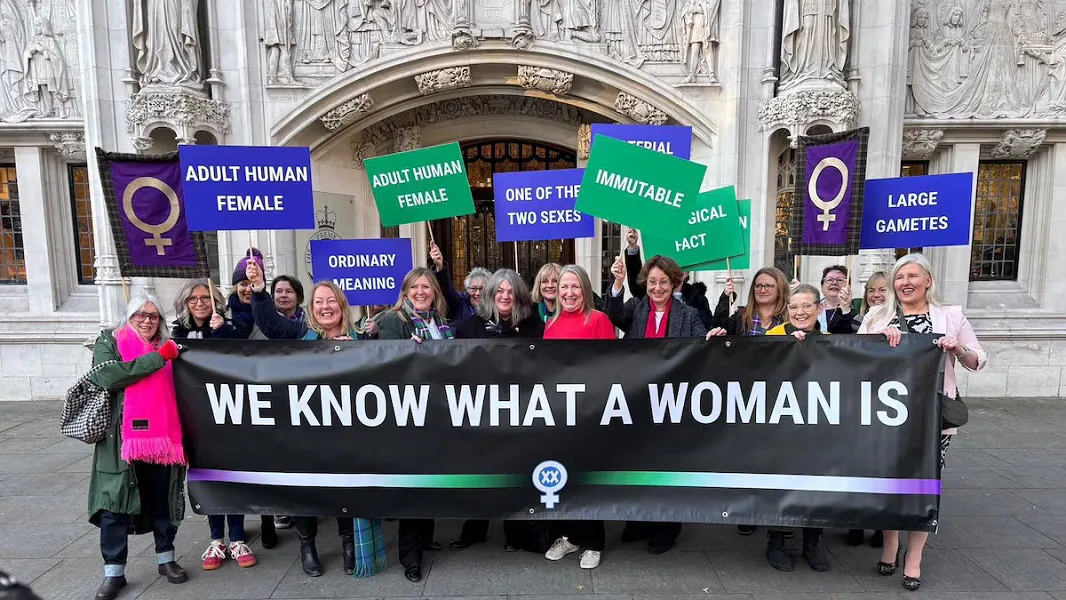 Mujeres británicas afuera de la Corte Suprema británica (Foto: REUTERS/Maja Smiejkowska)