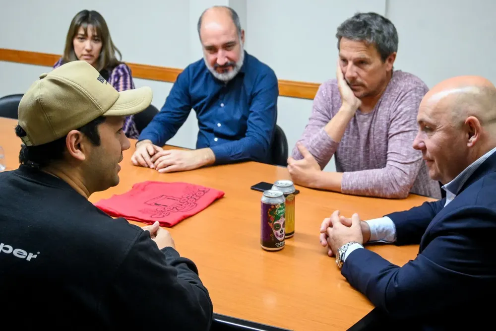 Reunión entre el intendente Gustavo Sastre y los organizadores.