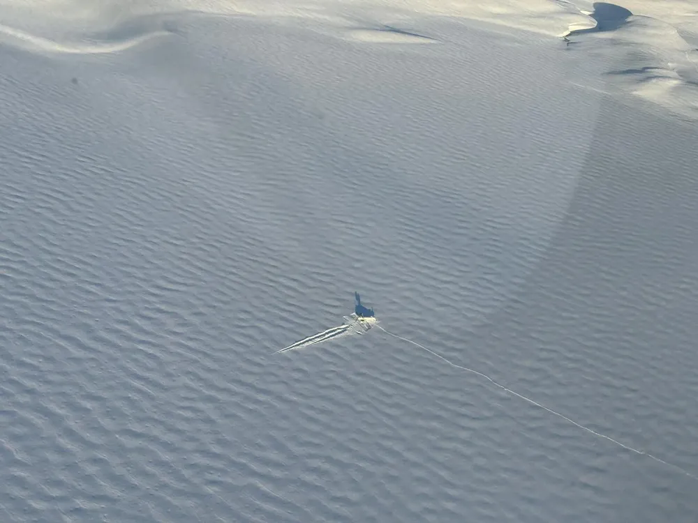 La avioneta cayó a un lago congelado y el piloto de Trevelin debió pasar la noche en un bosque nevado