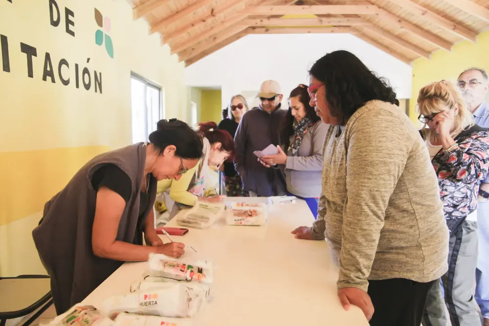 Entrega de semillas del programa Pro Huerta a vecinos de Rawson