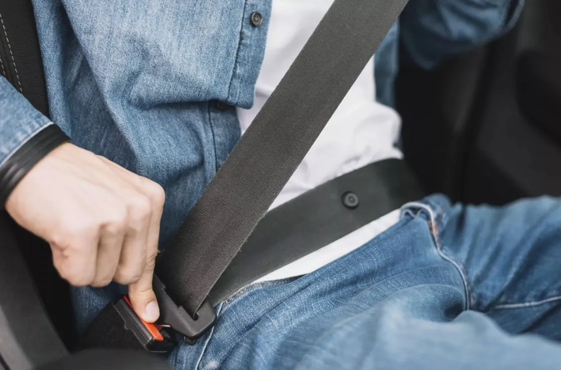 CInturón de seguridad es obligatorio en vehículos particulares