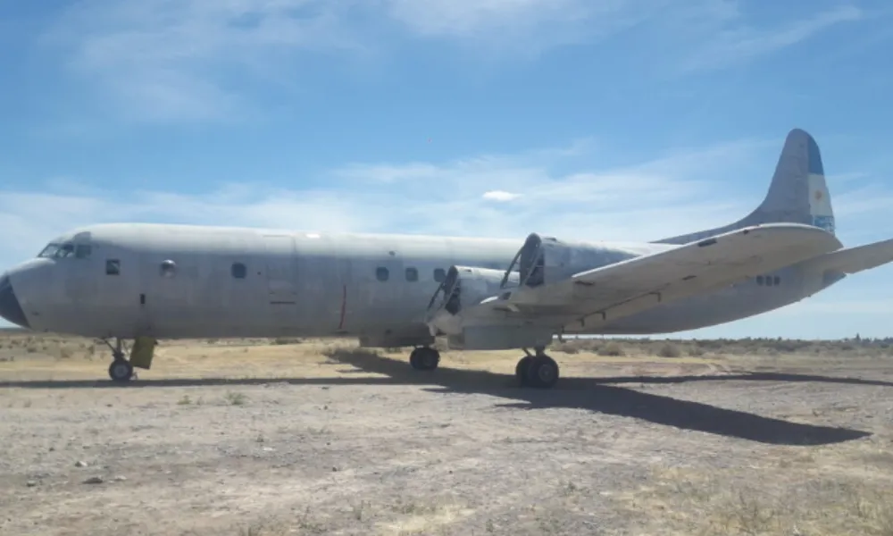 Trasladan un Electra al Aeroclub Trelew
