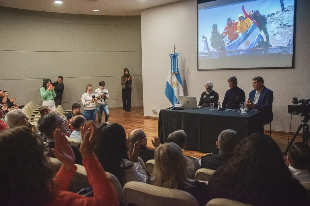 El ex comandante Guillermo Tibaldi rinde homenaje al ARA San Juan arribó en Rawson