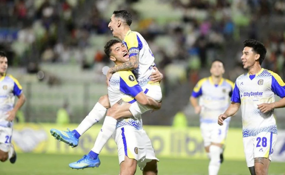 El equipo rosarino goleó 3-0 a Universidad Central en Caracas, alcanzó la punta del Grupo H.