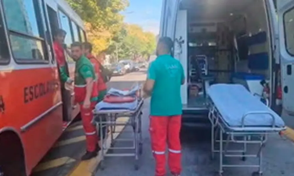 Choque entre un micro y un camión