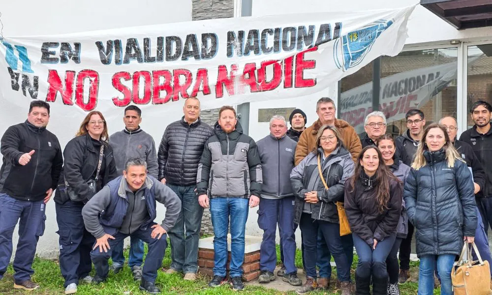 Dante Bowen con los trabajadores de Vialidad Nacional