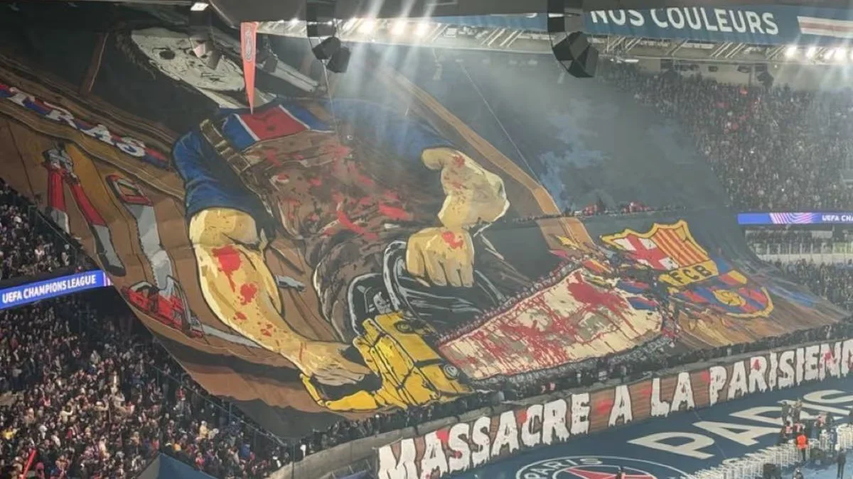 La bandera del PSG contra el Barcelona. Foto LA NACION