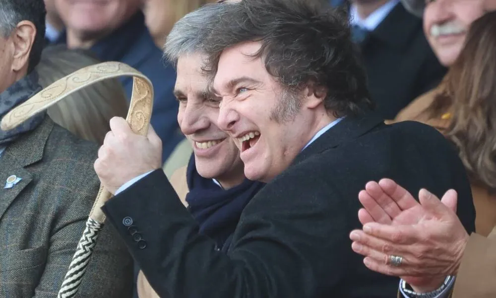 Javier Milei junto a Caputo en la Sociedad Rural