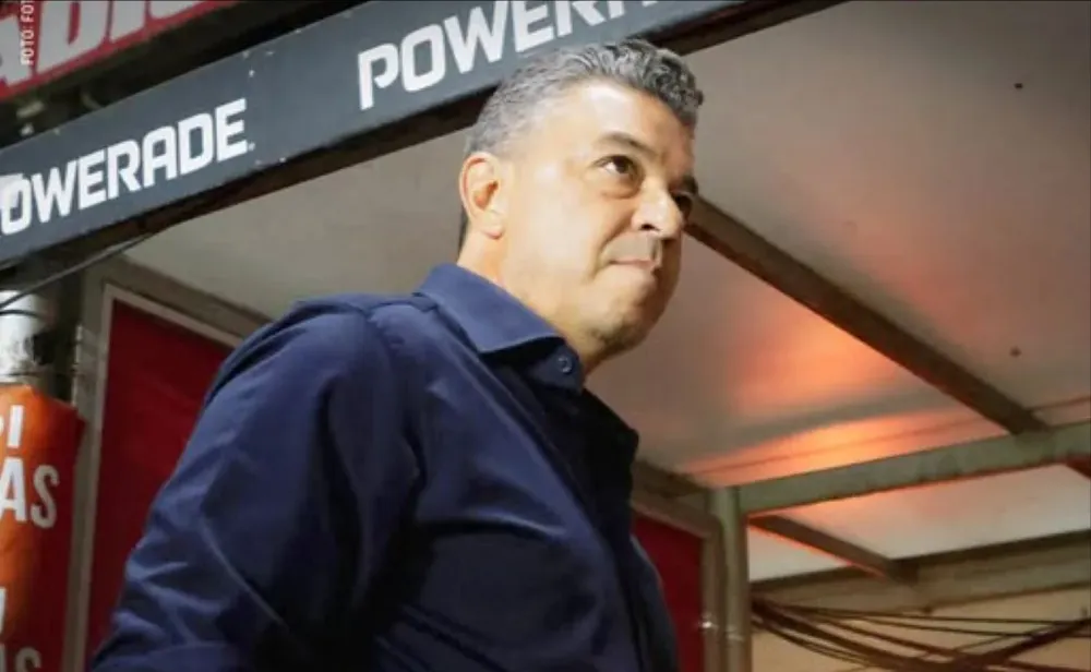 El DT felicitó con ironía un fallo a favor y el árbitro no dudó