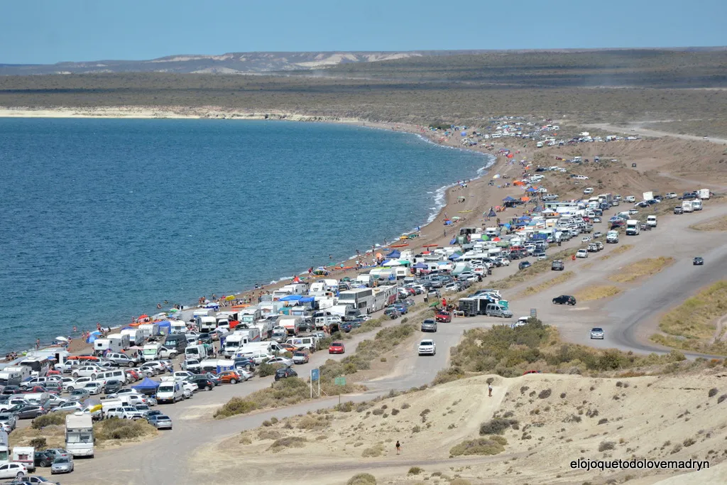 Playa Paraná colmada de motorhomes y casillas rodantese impiden el acceso a la playa Foto: Mario Acosta en Facebook