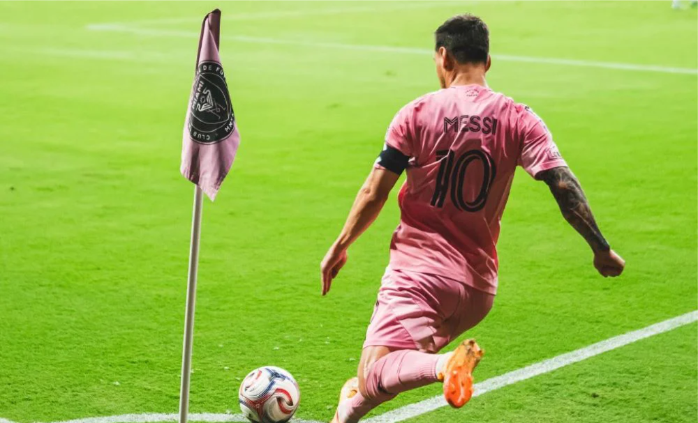 El equipo de Hoyos empató 1-1 con New England y sigue sin ganar en el Nu Stadium.