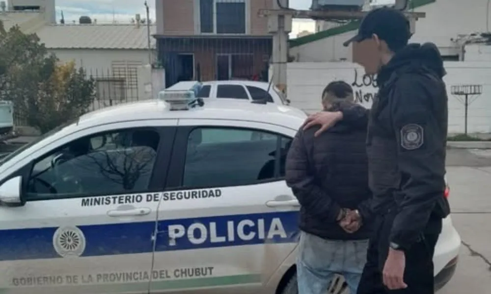Tomaba en la calle y terminó detenido