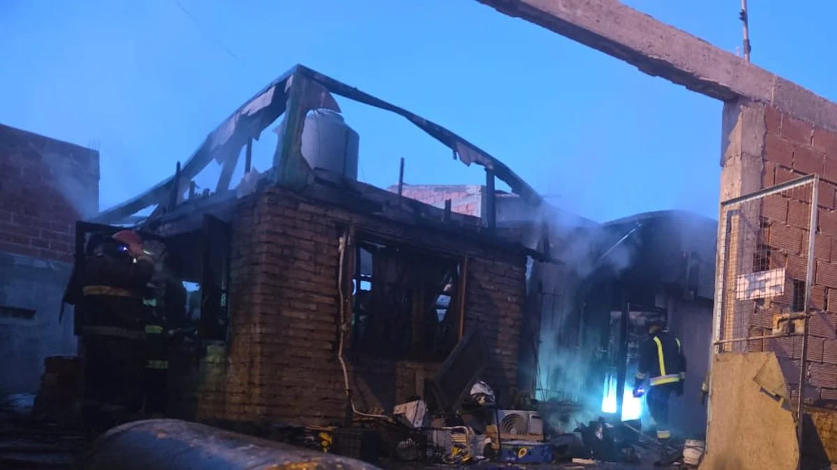 Incendio en una casa de Comodoro Rivadavia foto Del Mar Digital