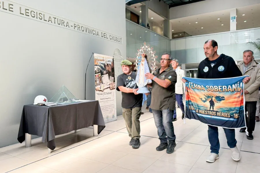 A 44 años de la Gesta, la Legislatura inauguró la muestra itinerante del Centro de Veteranos de Guerra de Rawson y recibió a la Virgen Malvinera 