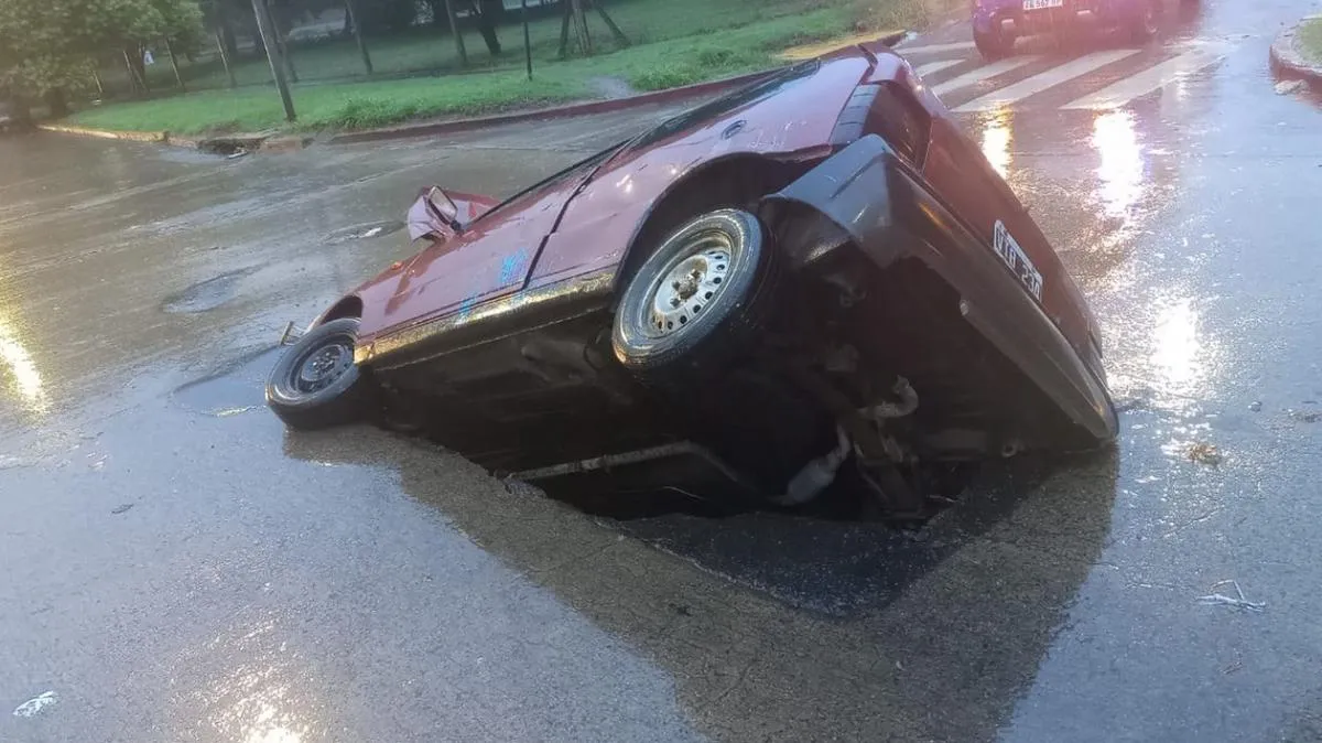 Fiat uno cayó a un cráter