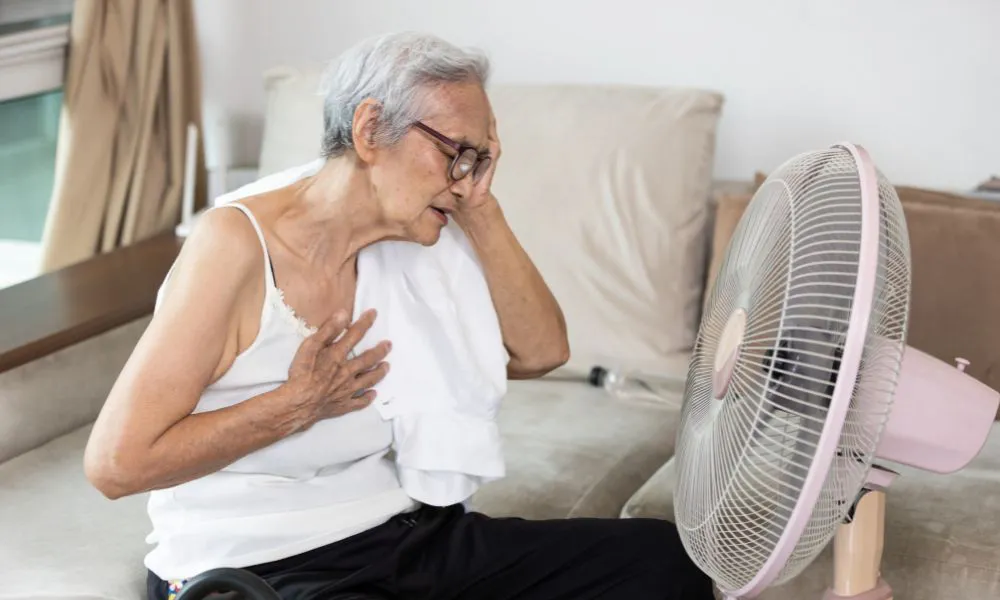 Adulto mayor y calor extremo. Foto Freepik