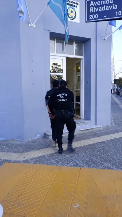 Joven ingresando a comisaría de Comodoro Riavadavia.