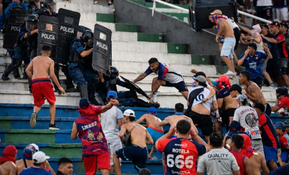 El partido entre Olimpia y Cerro Porteño se suspendió por graves incidentes en las tribunas.