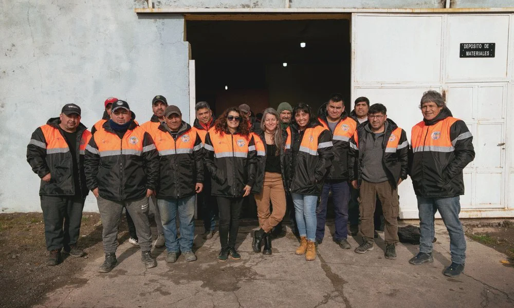 Entregan camperas a personal de Obras Públicas
