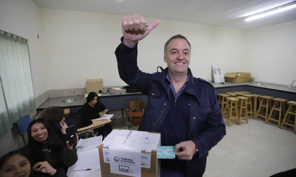 Adorni votando