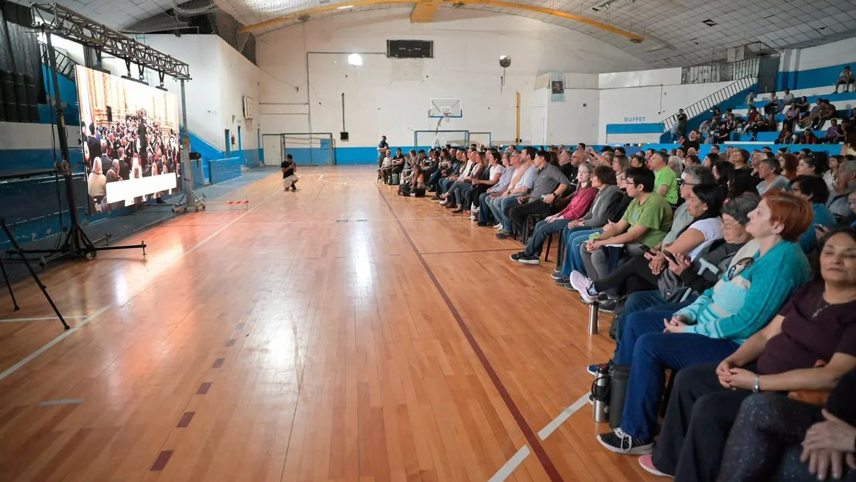 Orquesta del Barrio Inta en el Colón seguida en el gimnasio municipal