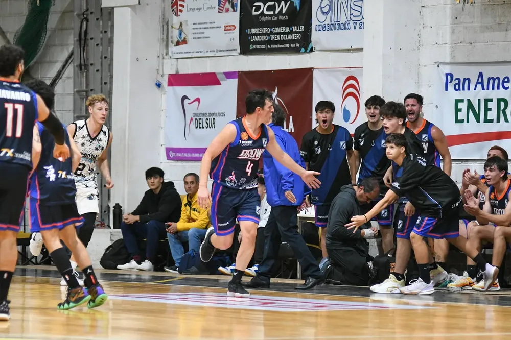 Guillermo Brown mostrando su poderio ante Escuela Mosconi.